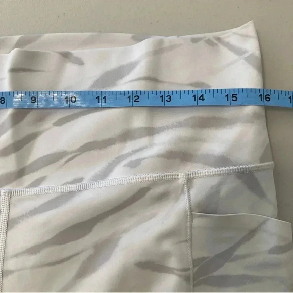 ATHLETA Salutation Stash Gray Zebra Stripe 7/8 Tight Leggings Size Large - Picture 13 of 13